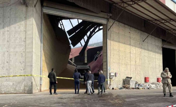 İskenderun’da antreponun çatısı çöktü, 2 işçi yaralandı