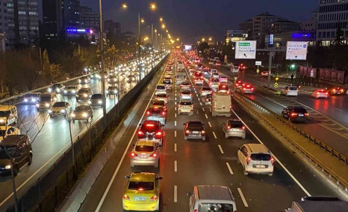 İstanbul’da haftanın ilk iş gününde trafik yoğunluğu oluştu