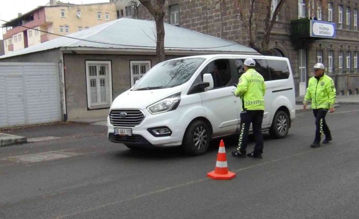 Kars’ta zorunlu kış lastiği uygulaması yapıldı