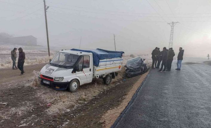 Kontrolden çıkan kamyonete otomobil arkadan çarptı