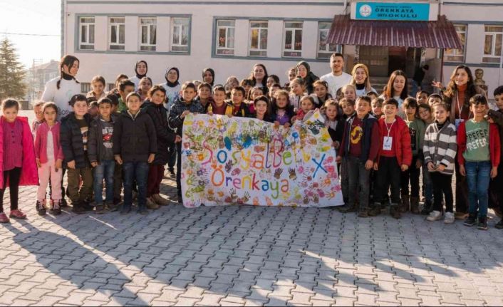 Köy çocuklarına park hediye ettiler