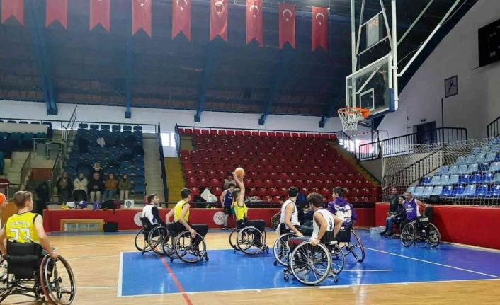 Lise öğrencileri tekerlekli sandalye ile basketbol maçı oynadı