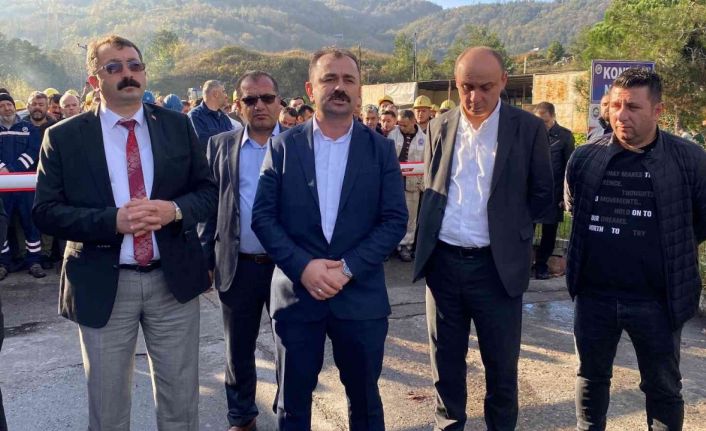 Maden işçileri görevden alınan müdür yardımcısı için yürüdü