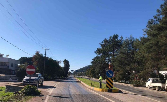 Minibüs yoldan çıkarak iş yeri duvarına çarptı: 6 yaralı