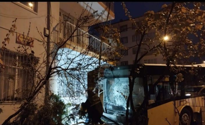 Otobüs ile hafif ticari araç çarpıştı: 1’i ağır 8 yaralı