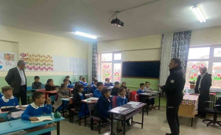 Polisler okul okul gezip öğrencilere eğitim verdi