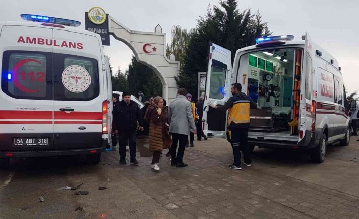 Sakarya’da üç aracın karıştığı trafik kazasında 7 kişi yaralandı