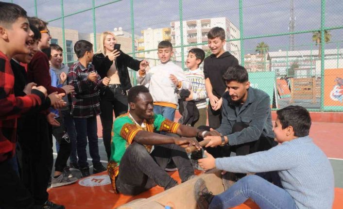 Senegalli Mustafa, Cizreli çocuklarla hem eğlendi hem de eğlendirdi