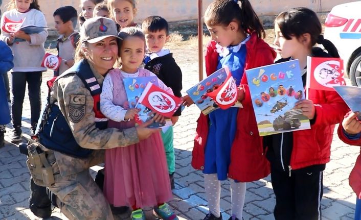 Siirt’te jandarma ekipleri, köy okulu öğrencilerini bilgilendirdi