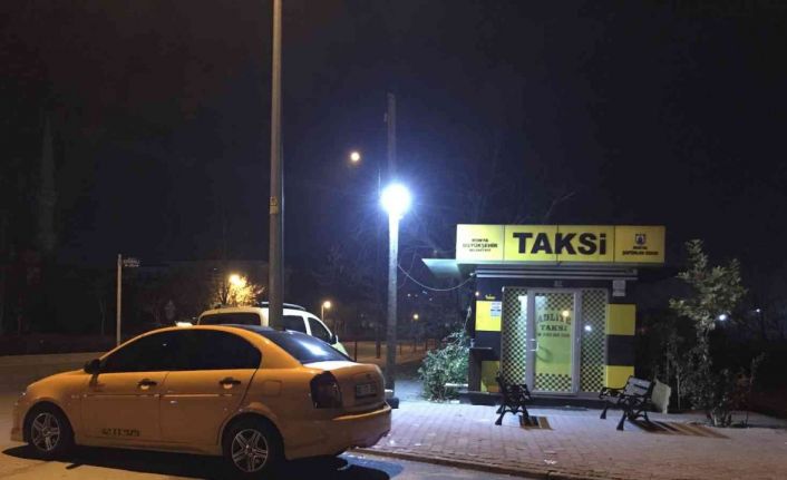 Temizlik fırçası ve paspas sopalarıyla taksicilere saldırdılar... O anlar kamerada