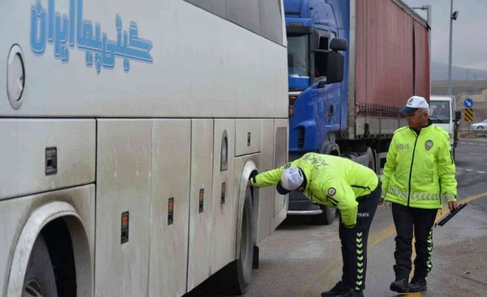 Tercan’da zorunlu kış lastiği uygulaması yapıldı