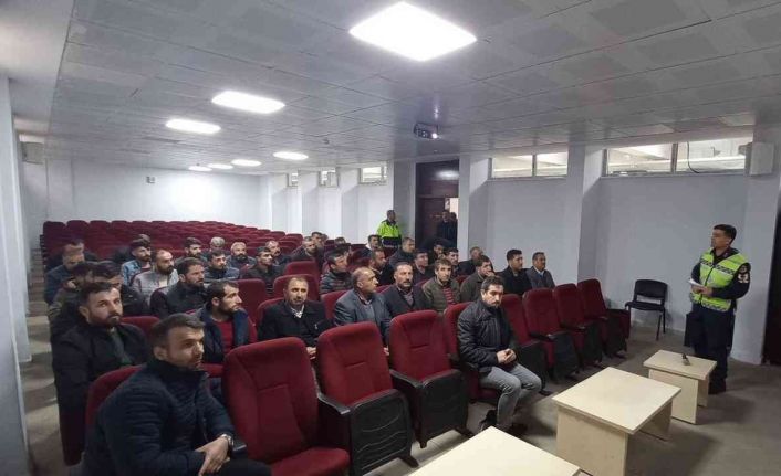 Trafik ekiplerinden okul servis şoförlerine seminer