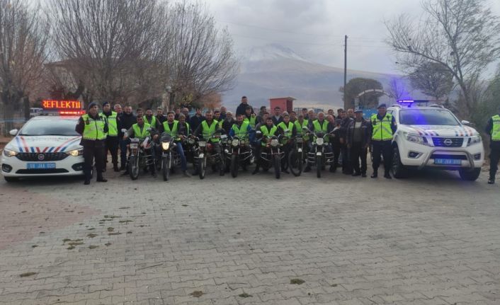 Trafik jandarması motosiklet sürücülerine reflektif yelek dağıttı