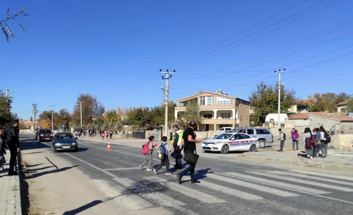 Trafik jandarmasından yaya ve sürücülere “Yaya önceliği” eğitimi
