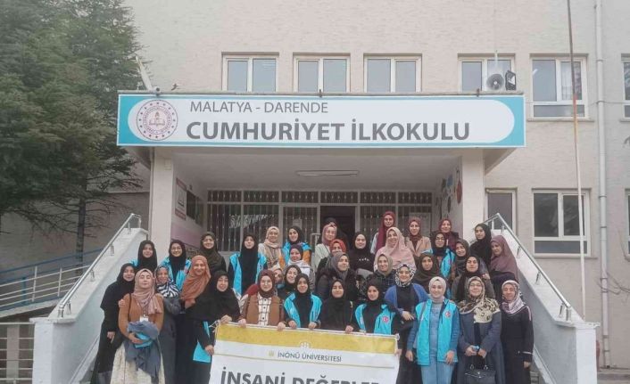 Üniversite öğrencileri, minikler için atkı ve bere ördü