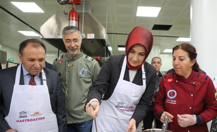 Vali aşçı önlüğünü giyinip ocağın başına geçti