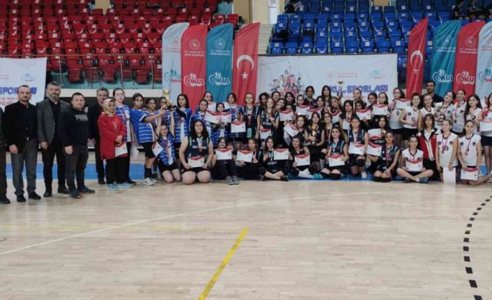 Yıldızlar Voleybolda birinci Bilgi Orta Okulu oldu