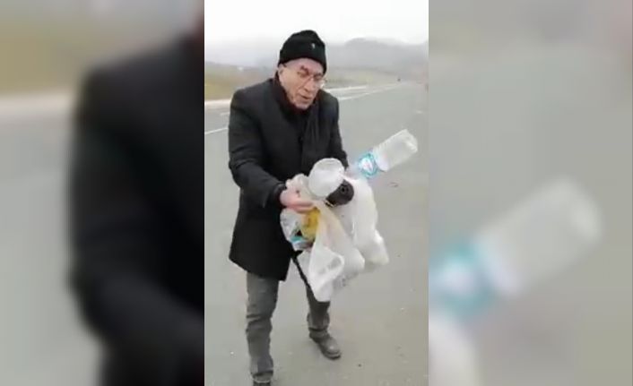 Ana yol kenarındaki çöpleri topladı, vatandaşa çağrıda bulundu
