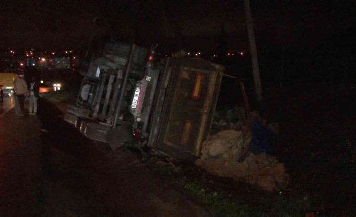 Arnavutköy’de hafriyat kamyonu devrildi