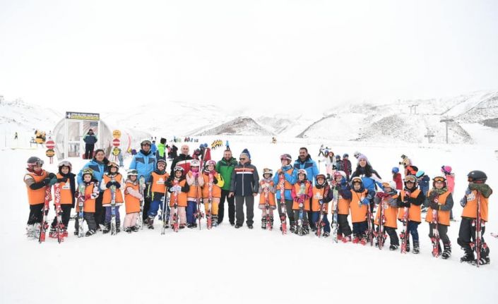 Başkan Büyükkılıç; Erciyes Kayak Okulunu Ziyaret Etti