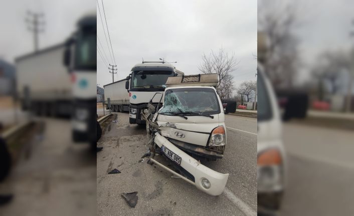 Bursa’da TIR ile kamyonet çarpıştı, sıkışan yolcuyu itfaiye kurtardı