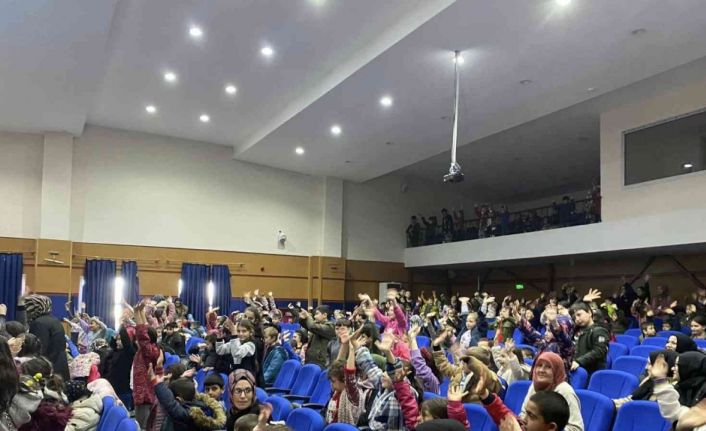 Çocuklara karne hediyesi olarak çeşitli gösteriler sahnelendi