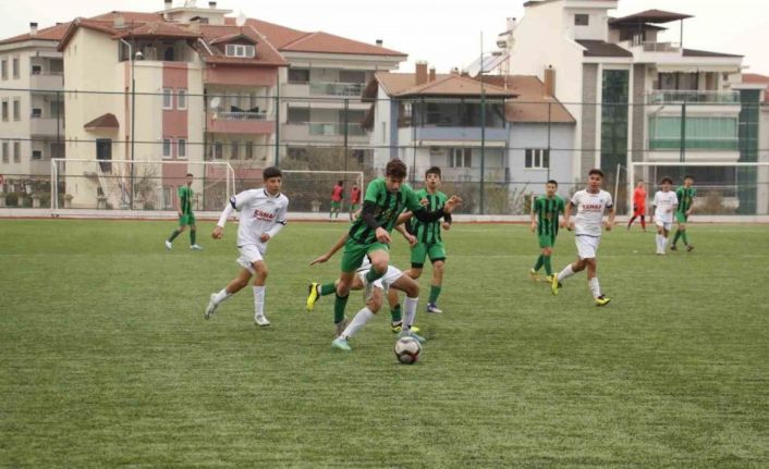 Denizlispor rakibini mağlup ederek lider oldu