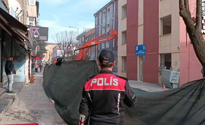 Depremde ağır hasarlı binalar tek tek yıkılıyor