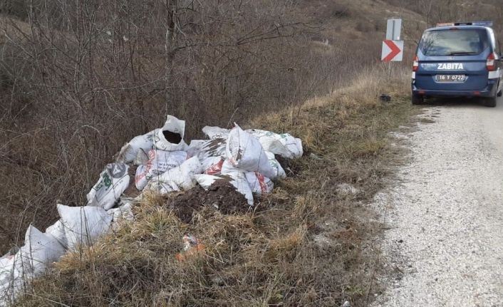 Doğaya moloz attılar, yakalanınca 30 çuvalı kendileri taşıdılar