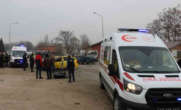 Edirne’de ticari taksi ile otomobilin çarpışma anı kamerada