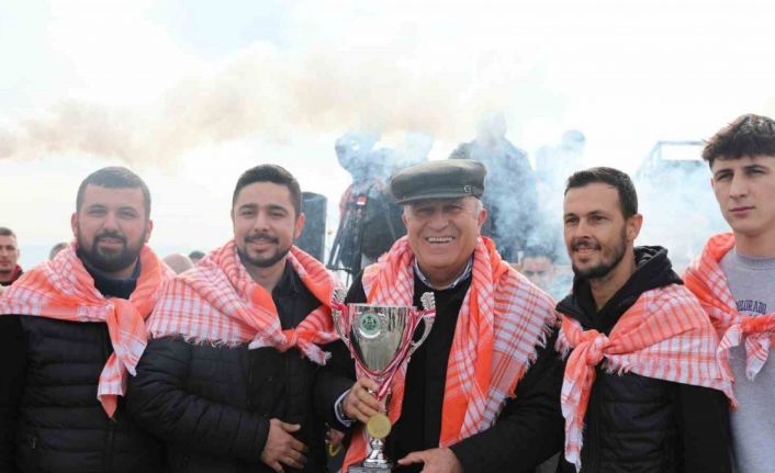 Efeler’deki ’Deve Güreşi Festivali’ne vatandaşlar yoğun ilgi gösterdi