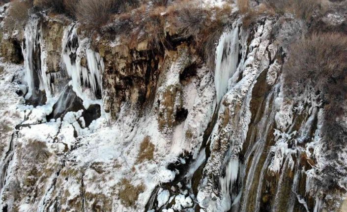 Girlevik Şelalesi dondu, görenler hayran kaldı