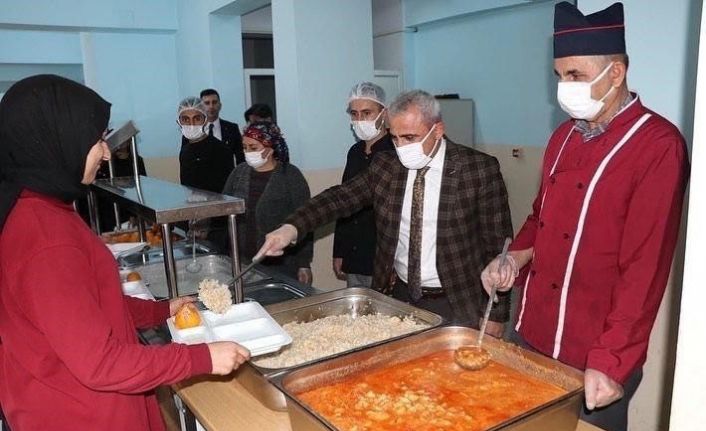 Hakkari’deki minik öğrencilere ücretsiz yemek hizmeti