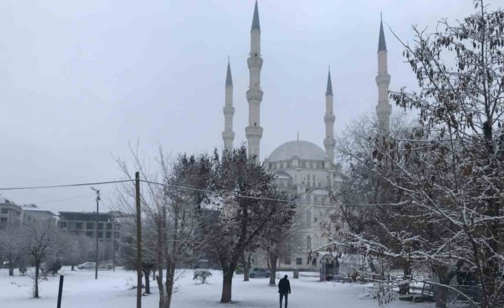 Iğdır güne beyaz örtü ile uyandı