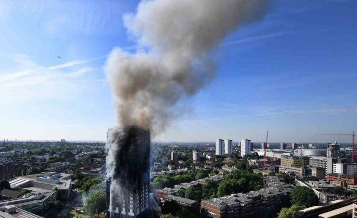 İngiltere’de hükümet Grenfell yangınında eksiklikleri olduğunu kabul etti