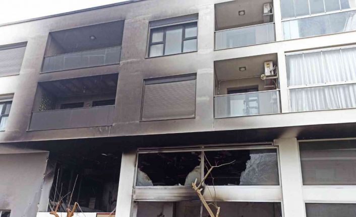 İzmir’de karavan imalathanesinde yangın