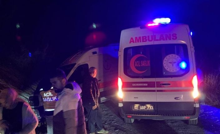 Kaza yerine giden iki ambulans buzlanma nedeniyle yoldan çıktı