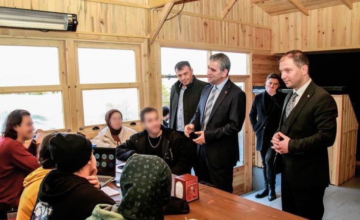 Kazandan yemek yiyip, gençlerle bilardo oynadılar