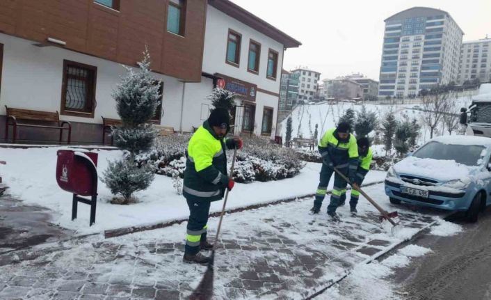 Keçiören’de karla mücadele aralıksız devam ediyor