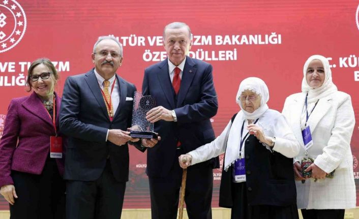 Kenan Yavuz, ödülünü Cumhurbaşkanı Erdoğan’ın elinden aldı