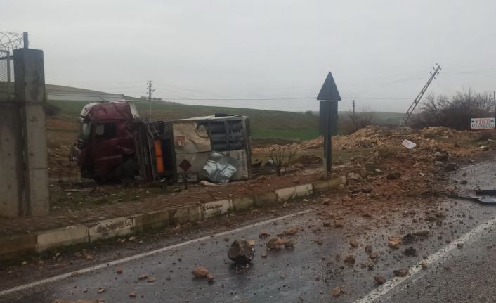 Kontrolden çıkan tır elektrik direğine çarptı: 1 yaralı