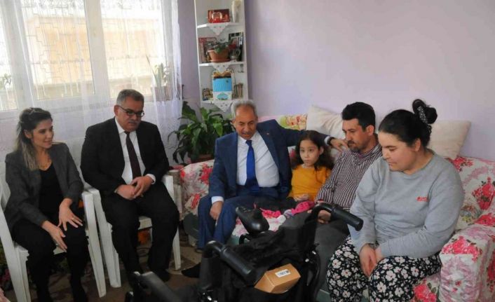 Küçük Huriye’nin akülü engelli sandalye sevinci