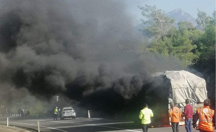 Marmaris’te seyir halindeki tomruk yüklü tır alev aldı