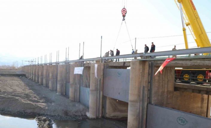 Mertekli Regülatöründe yenileme çalışmaları sonrasında yapımı tamamlanan kapaklar indirildi