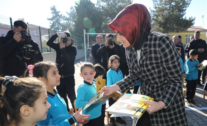 Vali Yiğitbaşı’ndan kitap okuma alışkanlığına destek