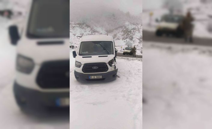 Zigana Dağı’nda karlı yolda kaza: 2 yaralı