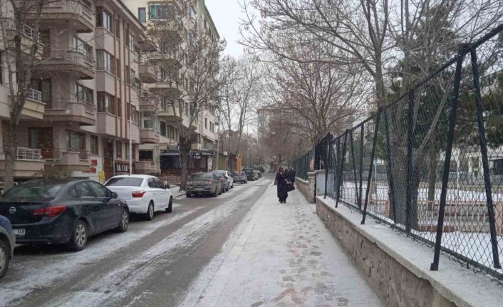 Afyonkarahisarlılar karlı bir sabaha uyandı