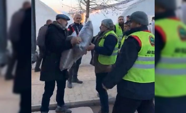 Ağrılı iş adamı depremzedeler için kolları sıvadı