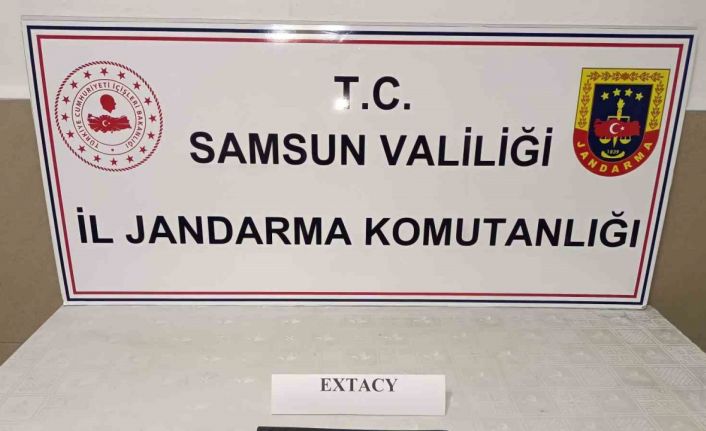 Aracında 8 paket halinde zulalanmış uyuşturucu hapla yakalandı