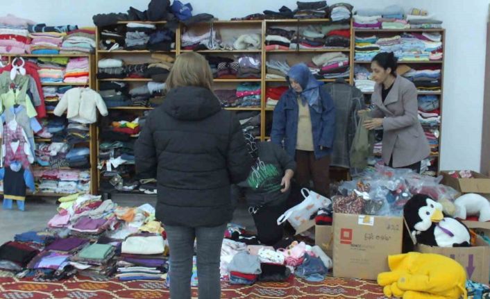 Balıkesir’de depremzedeler için sosyal market kuruldu